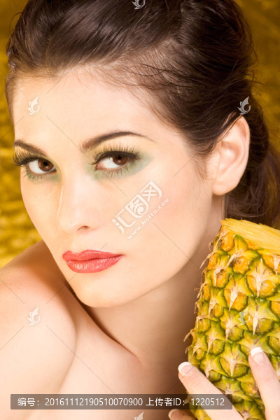 美麗的黑發(fā)女人片菠蘿
