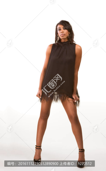 時(shí)裝模特在黑色連衣裙的黑人女