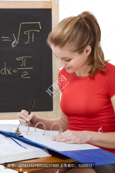 白人女生的書桌前學(xué)習(xí)數(shù)學(xué)考試