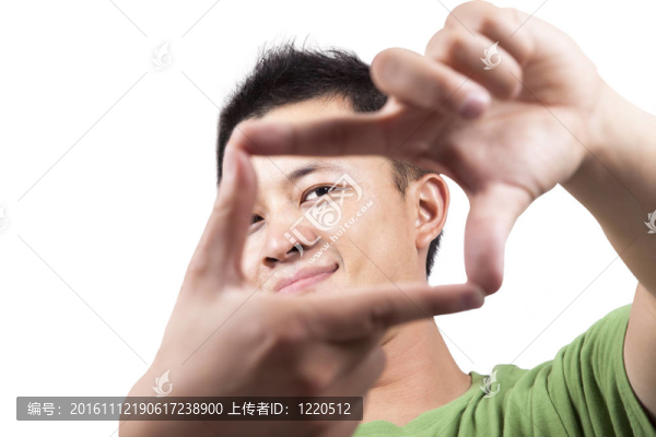 特寫鏡頭的亞洲青年男子通過框手