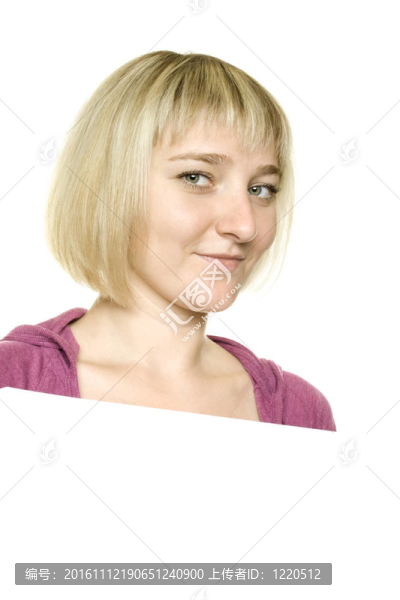 倚在廣告牌上的年輕女人
