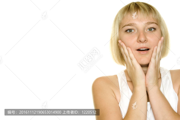 年輕女子看起來驚訝