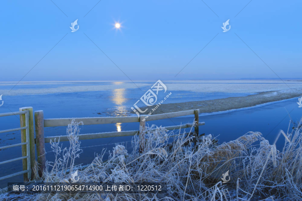大自然與月亮和田野的藍色冬季景觀