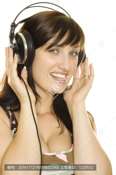 女人聽音樂和唱歌