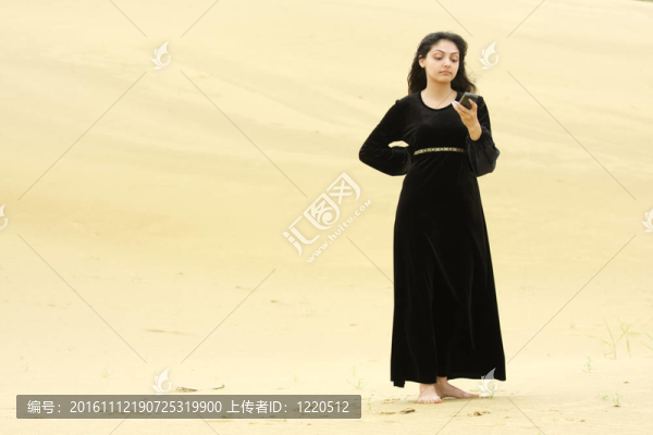 在沙漠中的女人在手機(jī)上的信息