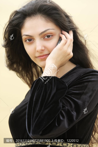 在用手機打電話的年輕女人特寫的沙漠