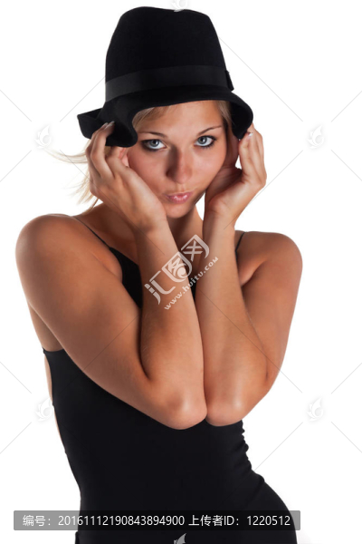 穿著黑色連衣裙的年輕女子和一頂帽子