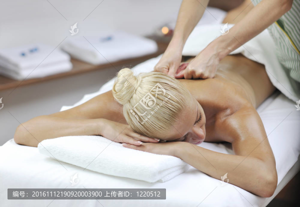 女子背部按摩治療