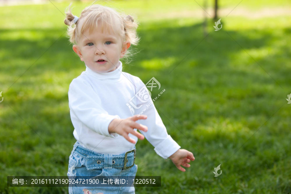 可愛的金發(fā)小女孩在公園散步