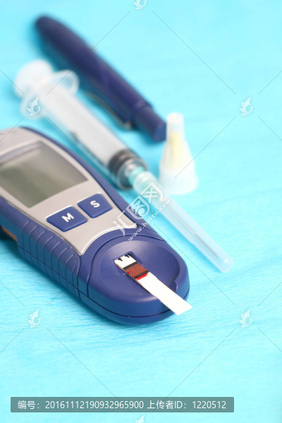 糖尿病患者正在做血糖水平手指血試驗(yàn)