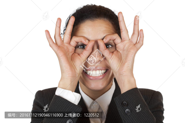 女人通過(guò)望遠(yuǎn)鏡尋找生意