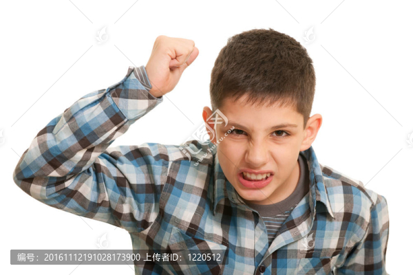 街頭打斗中的令人討厭的男孩