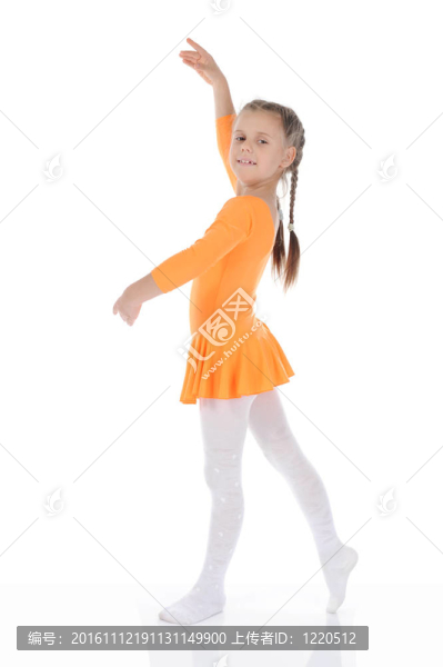 穿橙色裙子的美麗的芭蕾舞演員一樣跳舞。
