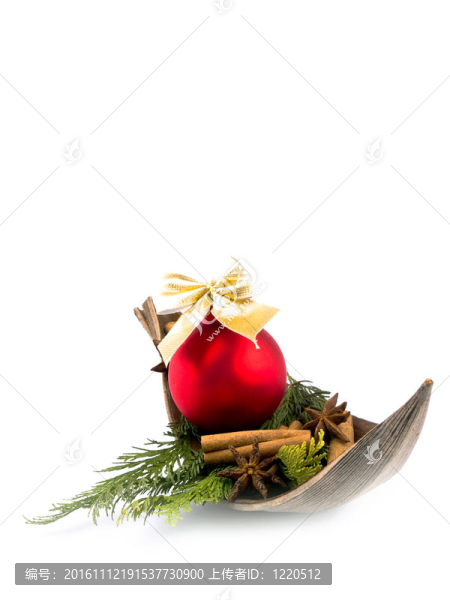 紅色的圣誕球和崖的樹枝
