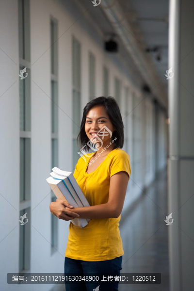 美女女大學生過道書