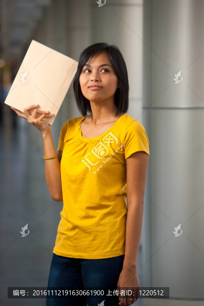 沉思的大學生書舉的高高的