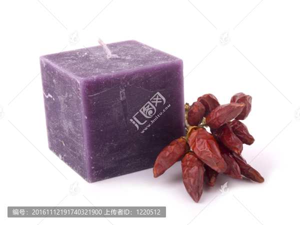 紫色的蠟燭和紅辣椒