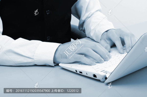 一個(gè)年輕女孩的手