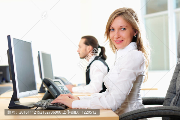 在他的辦公室里的年輕女孩
