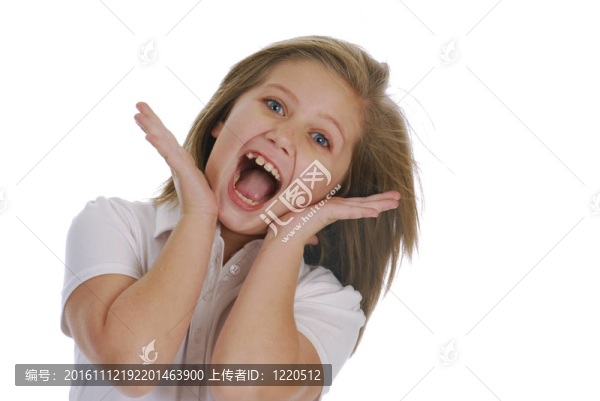 感到驚訝的年輕女孩