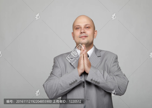 一個灰色西裝的禿頭商人