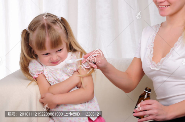 小女孩喝止咳糖漿