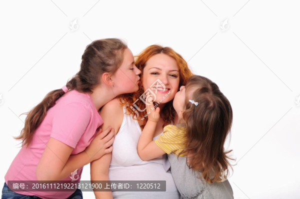年輕懷孕的母親和她的兩個女兒