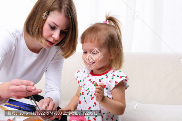 年輕的母親和她的寶貝女兒