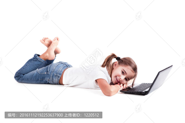帶著筆記本電腦的小女孩