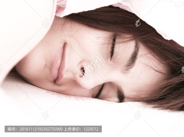美麗的年輕女人睡覺。