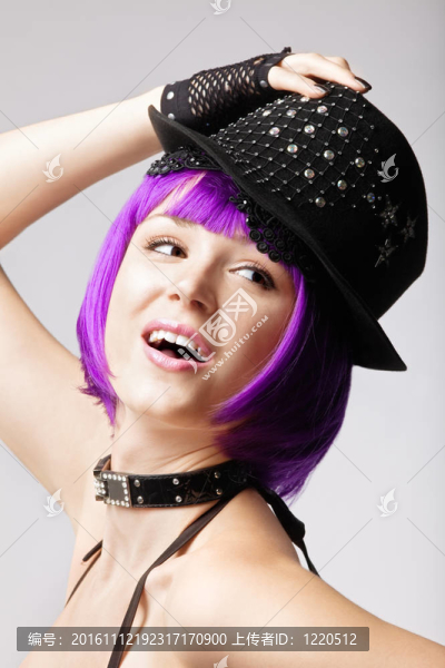 帶紫色頭發(fā)的迪斯科女孩；帽子和衣領(lǐng)