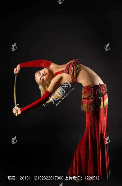 金發(fā)女人跳舞的軍刀