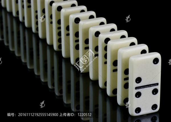多米諾瓷磚上黑色