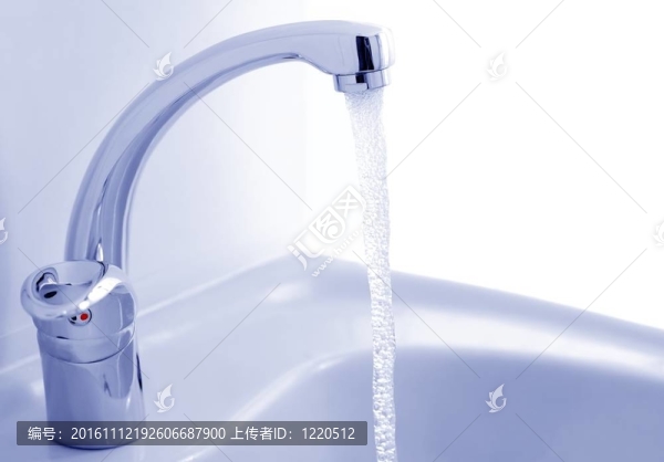 水龍頭從白色背景流出的水