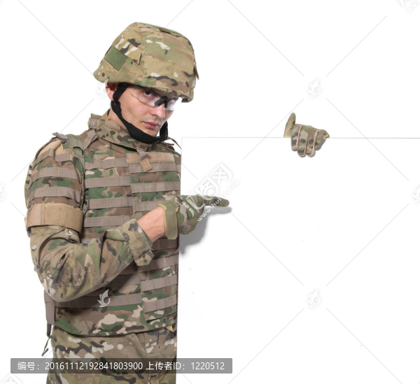 現(xiàn)代士兵拿著一張海報(bào)