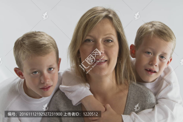 現(xiàn)代媽媽與兩個雙胞胎男孩的特寫