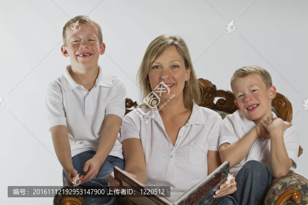 現(xiàn)代媽媽做作業(yè)與6歲同卵雙胞胎讀書學(xué)習(xí)