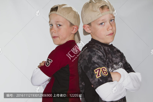 6歲同卵雙胞胎戴棒球帽
