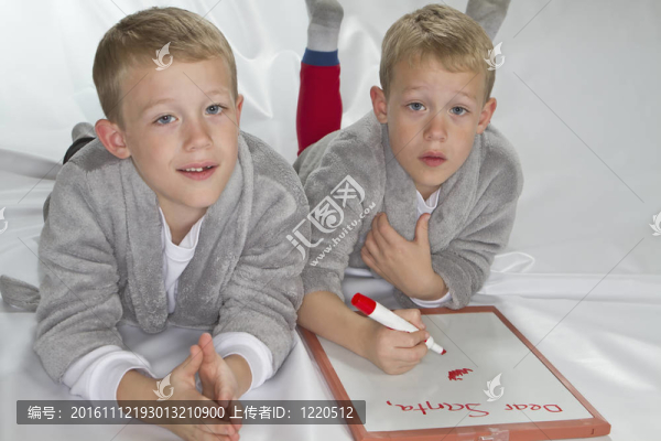 6歲同卵雙胞胎寫信給Santa