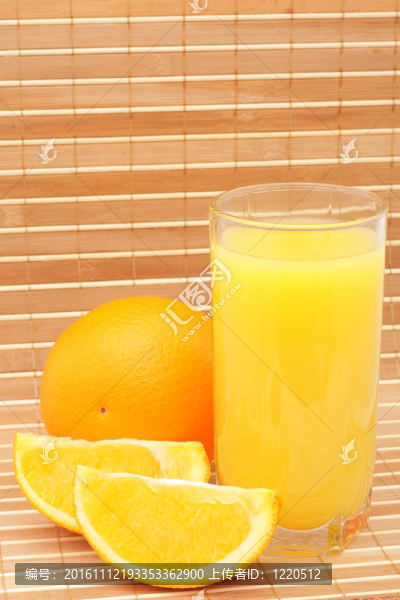 玻璃杯里的橙汁