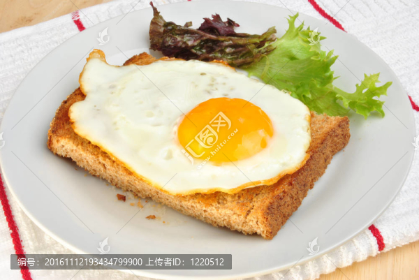有機(jī)煎蛋配吐司面包配沙拉