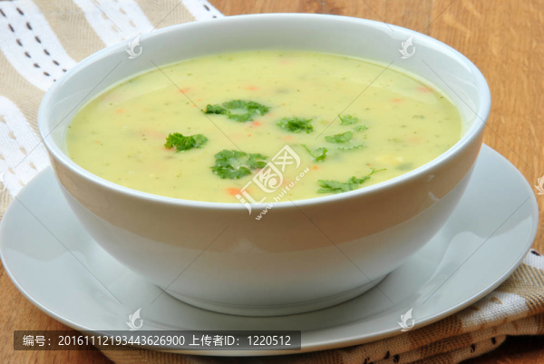 蔬菜湯與有機(jī)香菜在碗里