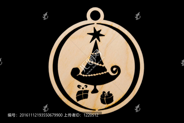 圣誕樹上的圣誕飾品和禮物