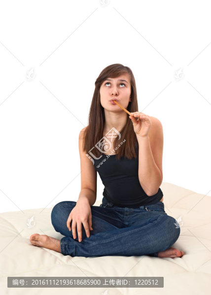 少女少年坐在白色的沙發(fā)上