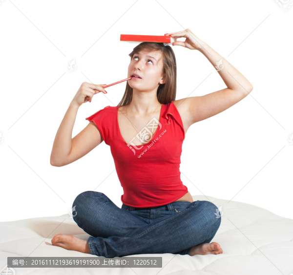 少女少年坐在白色的沙發(fā)上