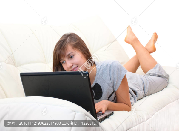 少女與筆記本電腦