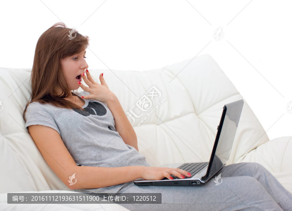 少女與筆記本電腦