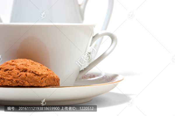 茶杯上的碟和餅干