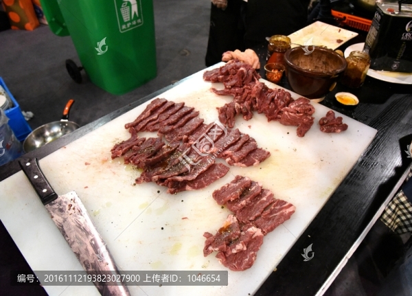 砧板上的生牛肉