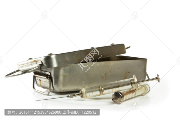 舊的醫(yī)療注射器和一個金屬盒